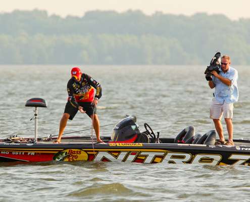 <p>
	 </p>
<p>
	Kevin VanDam dips his cranking rod to keep a fish from jumping. </p>
