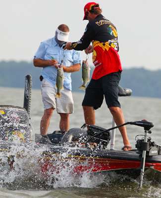 <p>
	 </p>
<p>
	VanDam utilizes his culling beam while standing on the trolling motor, to move away from where heâs been casting. </p>

