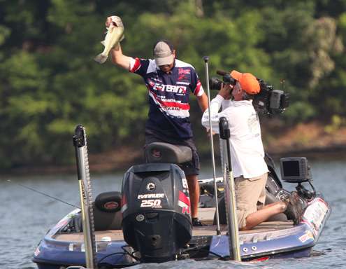 <p>
	David Walker triumphantly holds this big bass aloft, showing it off to cameras and his spectators.</p>

