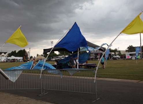 <p>
	 </p>
<p>
	The wind was blowing hard and flags were bent over before the Day Three weigh-in.</p>
