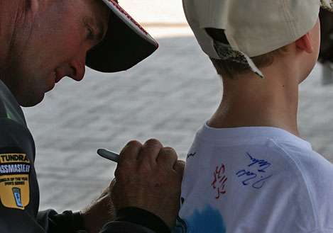 <p>
	 </p>
<p>
	Terry Butcher signs the Bassmaster Elite T-shirt of Jace Tickell, 6, behind the weigh-in stage.</p>
