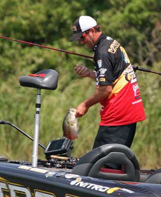 <p>
	One spectator called this bass a âgame changerâ and it certainly helped VanDam to an early limit.</p>
