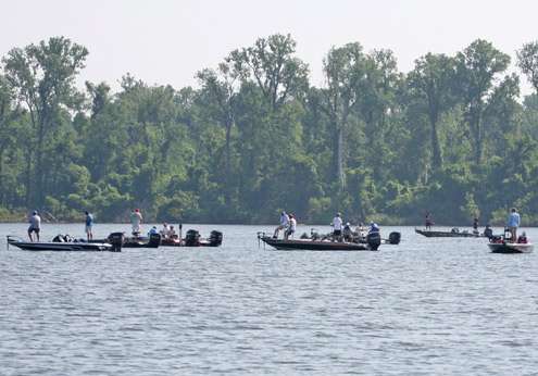 <p>
	Spectator boats surround Kevin VanDam (second boat from the right) back in Pine Bluff Harbor.</p>
