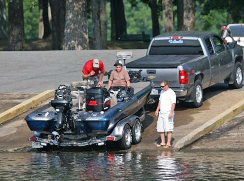 <p>
	A spectator boat tries to get the motor fixed before the anglers begin arriving on Day Three of the Diamond Drive.</p>
