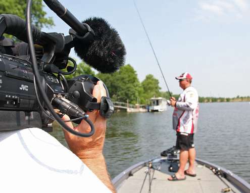 <p>
	An ESPN camera films John Murray after he entered the day in second place.</p>
