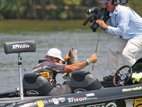 <p>
	Gerald Swindle gets his hands on his best fish of the day.</p>
