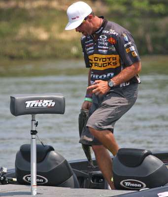 <p>
	Swindle is still talking to the cameras as he gets ready to place the bass in his livewell on Sunday.</p>
