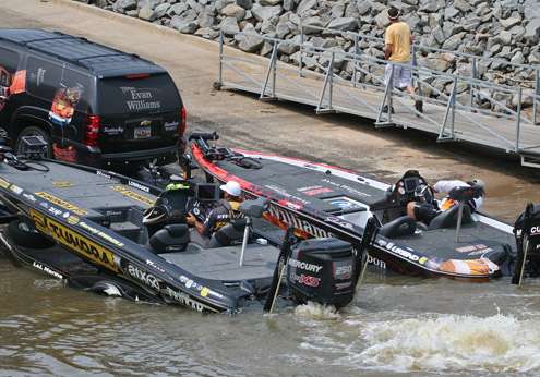 <p>
	Gerald Swindle and Jason Quinn load their boats on their trailers for the Day Four weigh-in of the Diamond Drive.</p>

