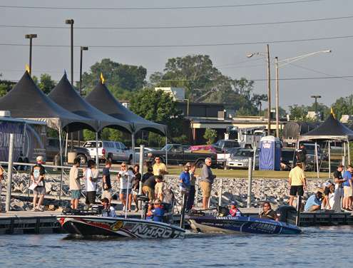 <p>
	Edwin Evers idles away from the dock on Day One chasing Kevin VanDam for the Toyota Tundra Bassmaster Angler of the Year title.</p>
