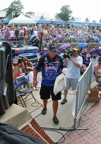 <p>
	 </p>
<p>
	Denny Brauer, the last to weigh-in, makes his way to the stage.</p>
