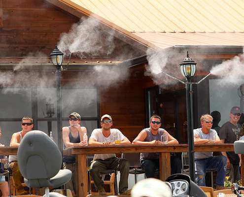 <p>
	Several spectators sat under a cool mist while watching the Day One weigh in. </p>
