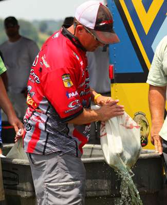 <p>
	Elite Series angler Britt Myers pulls his fish from the holding tank moments before weighing his fish. </p>
