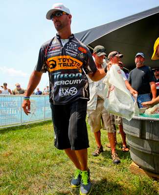 <p>
	Gerald Swindle pulls his fish from a holding tank and approaches the weigh-in stage.</p>
