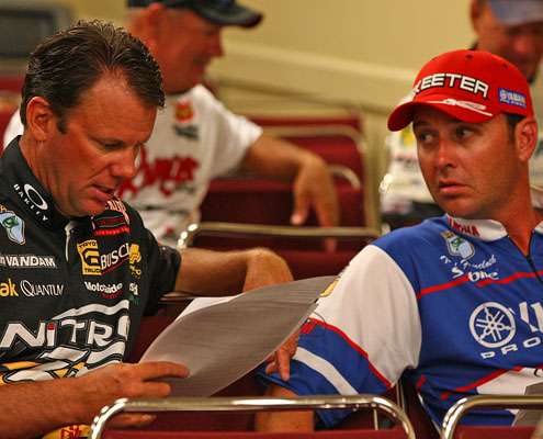 <p>
	VanDam looks over the rules with Todd Faircloth.</p>
