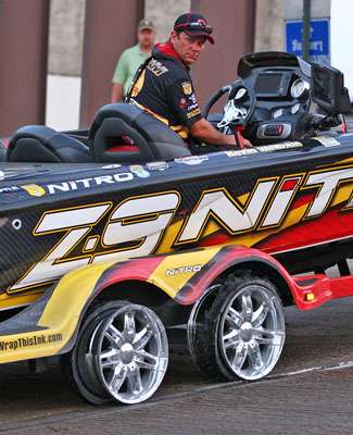 <p>
	At some point on his 10-mile trip to the ramp Saturday morning, VanDam lost his tires. </p>

