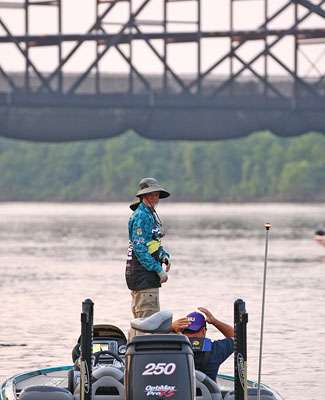 <p>
	Rick Clunn trolls out onto the Arkansas River.</p>
