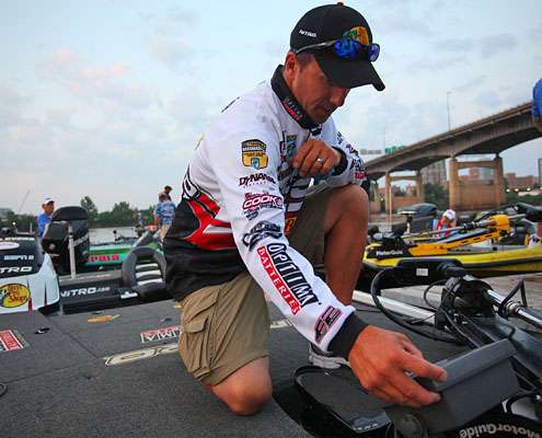<p>
	Edwin Evers, who still has a good shot at winning his first Toyota Tundra Bassmaster Angler of the Year title, adjusts his electronics.</p>
