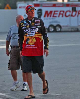 <p>
	Kevin VanDam makes his way to the dock for the final day of the Diamond Drive on the Arkansas River.</p>
