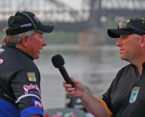 <p>
	Dave Mercer talks with Denny Brauer before takeoff.</p>
