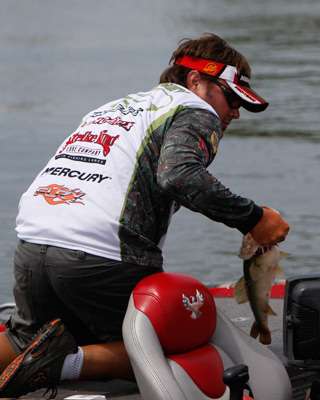 <p>
	Greg Hackney had a good day on Wheeler Lake and bags his catch for the weigh-in.</p>
