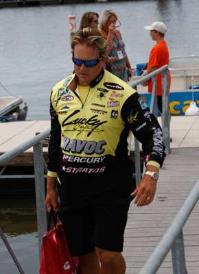 <p>
	Skeet Reese walks his bag up the dock to the weigh-in line on Friday.</p>
