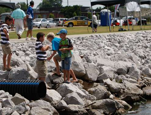 <p>
	Kids fish along the rocks at Ingalls Harbor, the site of the Elite Series weigh-in.</p>
