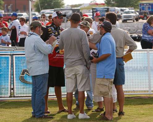 <p>
	A group of reporters gather around Kevin VanDam as he tries to lock up the Toyota Tundra Bassmaster Angler of the Year award.</p>
