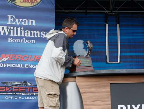 <p>
	 </p>
<p>
	A B.A.S.S. official sets the Toyota Tundra Bassmaster Angler of the Year trophy on the stage.</p>
