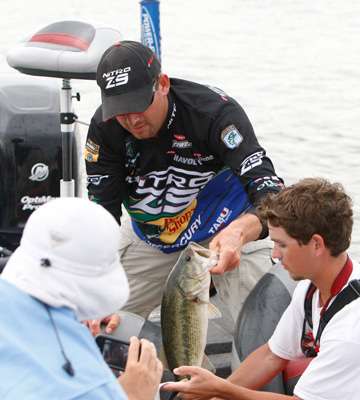 <p>
	 </p>
<p>
	Ott DeFoe continues his strong run at the Dixie Duel with this big bass.</p>
