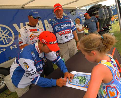 <p>
	Anglers sign autographs at the Yamaha booth.</p>

