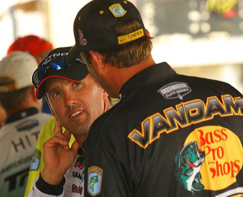 <p>
	Edwin Evers and Kevin VanDam talk backstage.</p>
