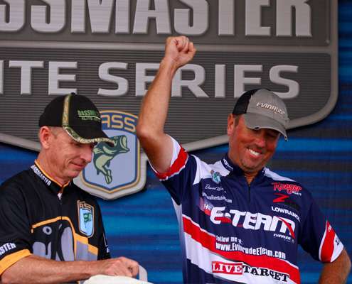 <p> 	David Walker is in first place after day two of the 2011 Dixie Drive. </p> 