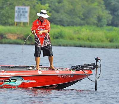 <p> 	John Crews, a postseason veteran, has climbed into contention in Region1, possibly because he promised to donate $25,000 and $5 a pound of fish he catches to a charity helping to put fishing tackle into the hands of kids devasted by the spring tornadoes.</p> 