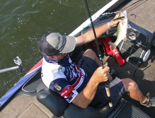<p>
	Walker keeps a tight grip on a catch early on Day 3.</p>
