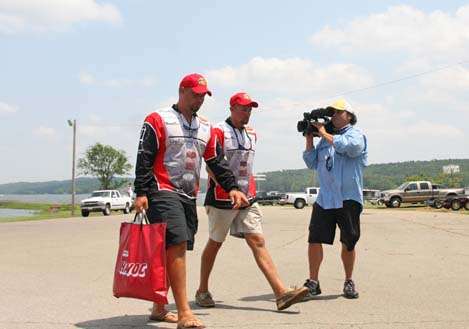 <p>
	 Simmemon and Tolbert walk from their boat to the stage as the next team to try.</p>
