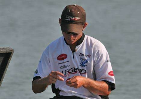 <p>
	Upshaw, tying on a new lure Sunday, didnât have a fish in the livewell until the final moments.</p>
