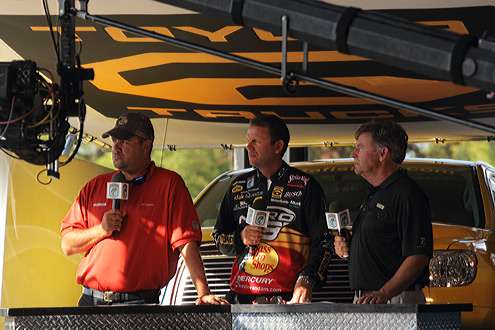 <p>
	Kevin VanDam, who rode the river Friday providing analysis of the anglers, was also on Hooked up! with Mark Zona and Tommy Sanders.</p>
