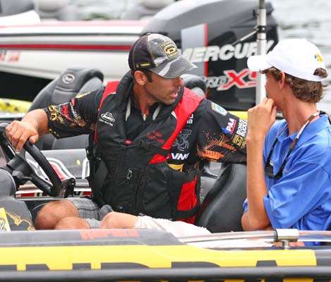 <p>
	Mike Iaconelli backs up his boat after picking up his Marshal.</p>

