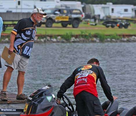 <p>
	Kevin VanDam, in seventh place after Day One, prepares his boat for takeoff as tournament official Chuck Harbin looks on.</p>

