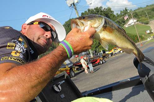 <p> 	 </p> <p> 	Gerlad Swindle takes a close look at this bass, which helped him advance to next weekâs competition.</p> 