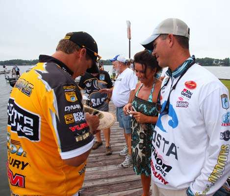 <p>
	Casey Ashley watts his turn as he watches Terry Scroggins sign a women's hat that made the rounds.</p>

