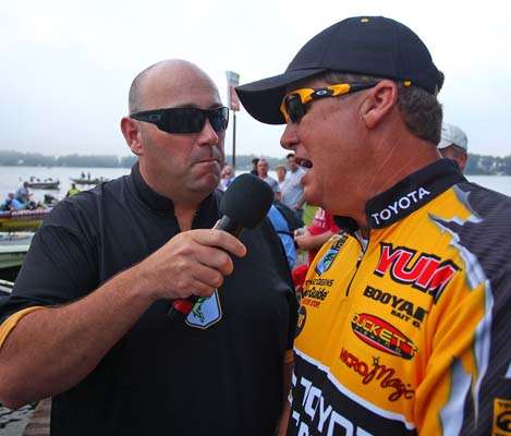 <p>
	Day One leader Terry 'Big Show' Scroggins does an interview with Dave Mercer for Bassmaster.com's BASSCam.</p>
