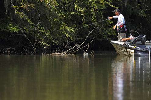 <p>
	 </p>
<p>
	Edwin Evers fishes shallow cover as he tries to find enough bass to take down Alabama resident Aaron Martens in their match.</p>
