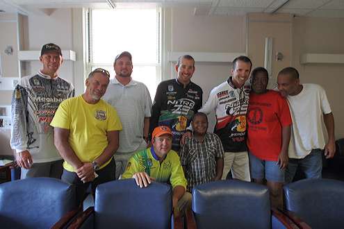 <p>
	 </p>
<p>
	Another group of veterans get their picture taken with the Elite Series anglers.</p>
