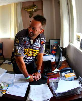 <p>
	 </p>
<p>
	Gerald Swindle found the fishy-looking office of Dr. Schaffner, an avid angler who wasnât there Thursday, and prank called him.</p>
