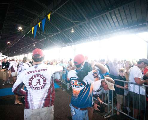 <p>
	 </p>
<p>
	College B.A.S.S anglers throw out hats to the crowd. </p>
