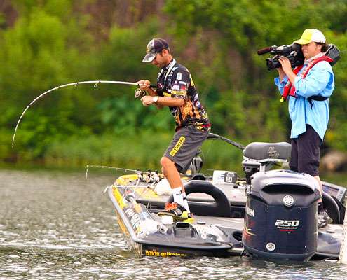 <p> 	Mike Iaconelli fights his first fish of the day to the boat. </p> 