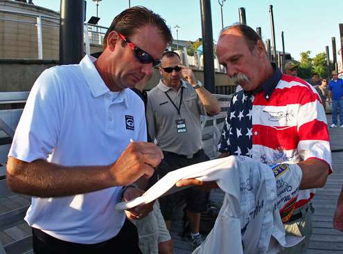 <p>
	An autograph-covered fan gets one from Kevin VanDam, who wonât be fishing the finals this weekend.</p>
