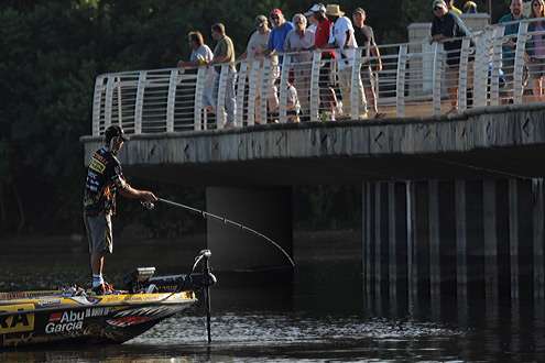 <p>
	 </p>
<p>
	Iaconelli fishes some man-made structure on the Alabama River as a crowd of spectators watch from above.</p>
