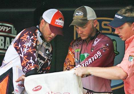 <p>
	 </p>
<p>
	With a tournament leading 15-7 announced, Rejzer and Blevins reach into their bag.</p>
